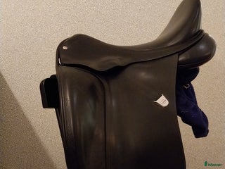Sadlar hästutrustning till salu: Välskött Bates Dressyr sadel i Jönköping - Annons 21