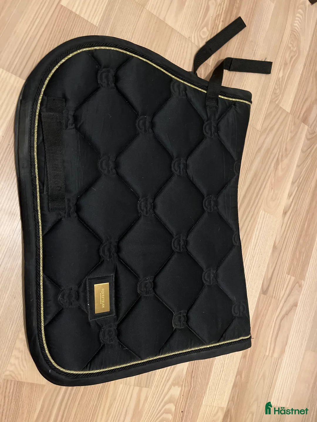 Schabrak & Vojlockar hästutrustning till salu: Equestrian Stockholm black gold i Åkersberga - Annons 1