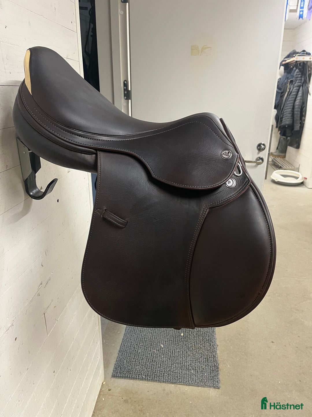 Sadlar hästutrustning till salu: Prestige Paris Classic hoppsadel ”som ny” i Bromma - Annons 1