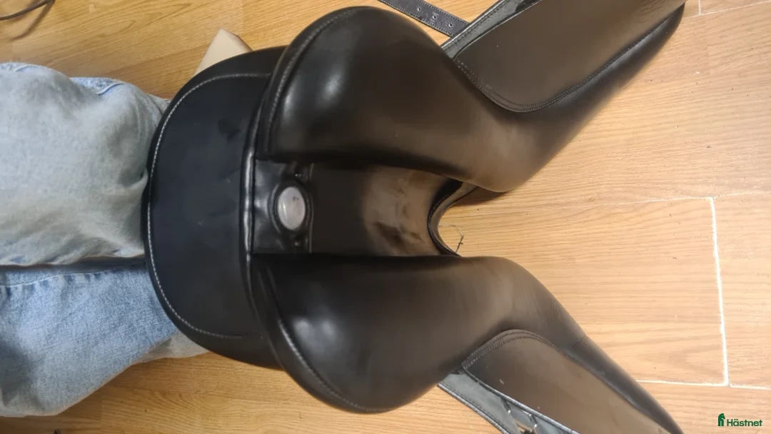 Sadlar hästutrustning till salu: Bates Pony Dressyr i Hamneda - Annons 6