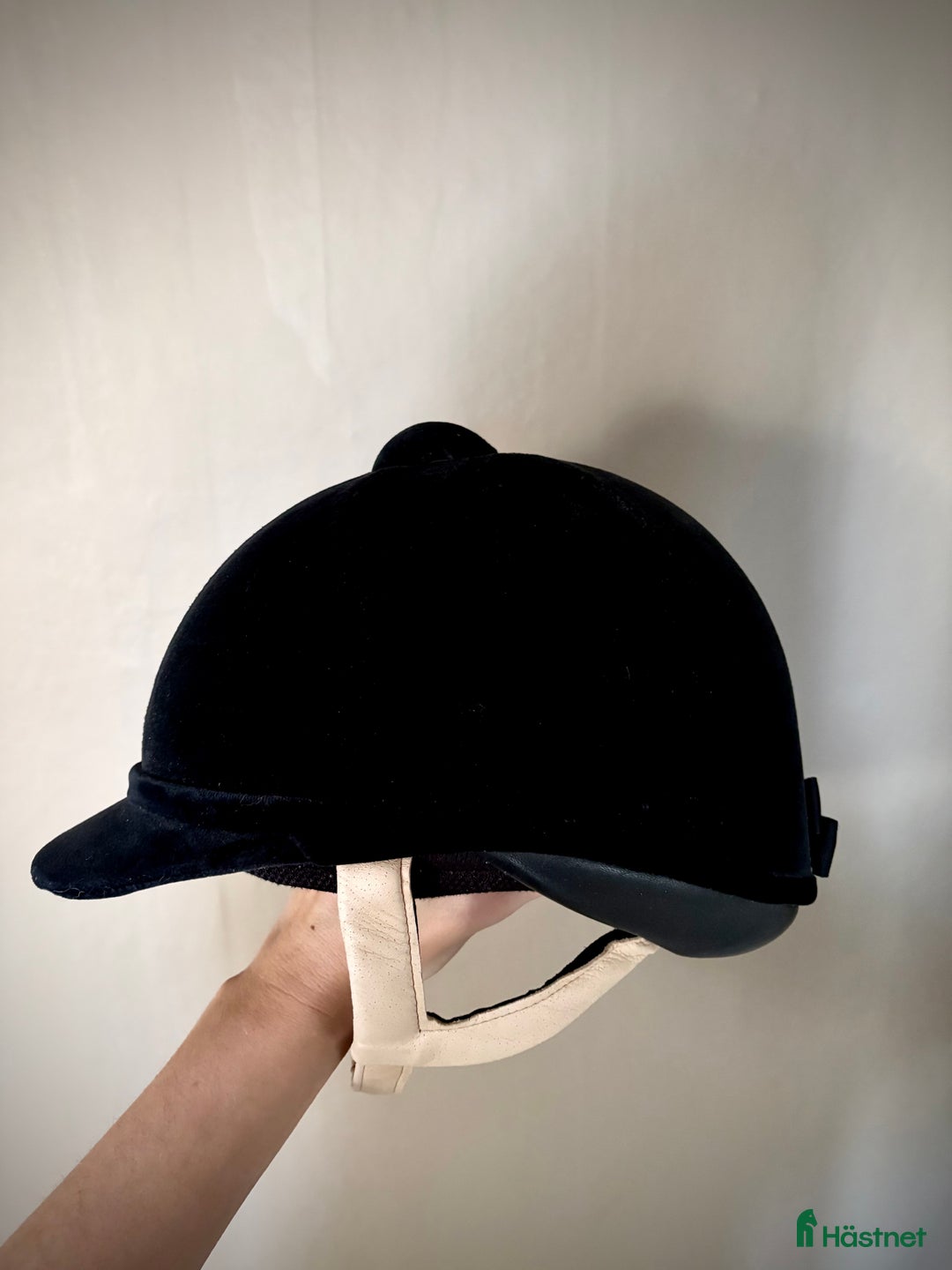 Hjälmar ryttarutrustning till salu: John Whitaker hjälm med bling från Charles Owen i Malmö - Annons 1