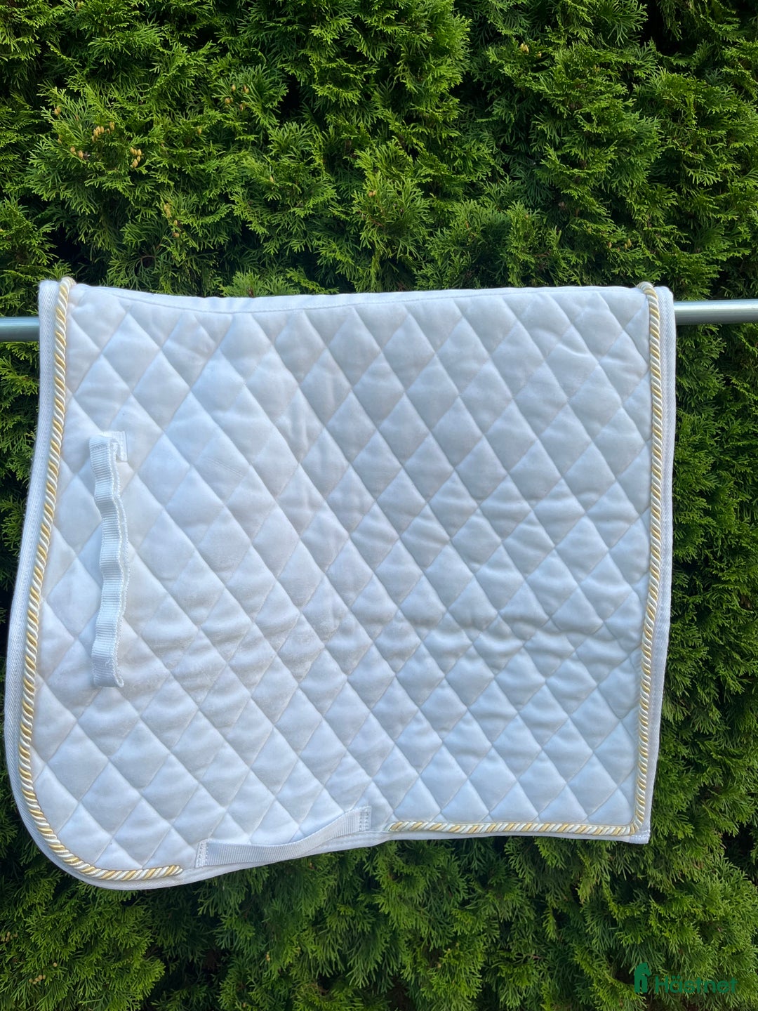 Schabrak & Vojlockar hästutrustning till salu: Vitt sammetsschabrak i Knivsta - Annons 1