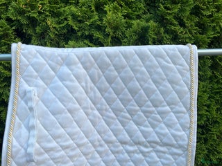 Schabrak & Vojlockar hästutrustning till salu: Vitt sammetsschabrak i Knivsta - Annons 15