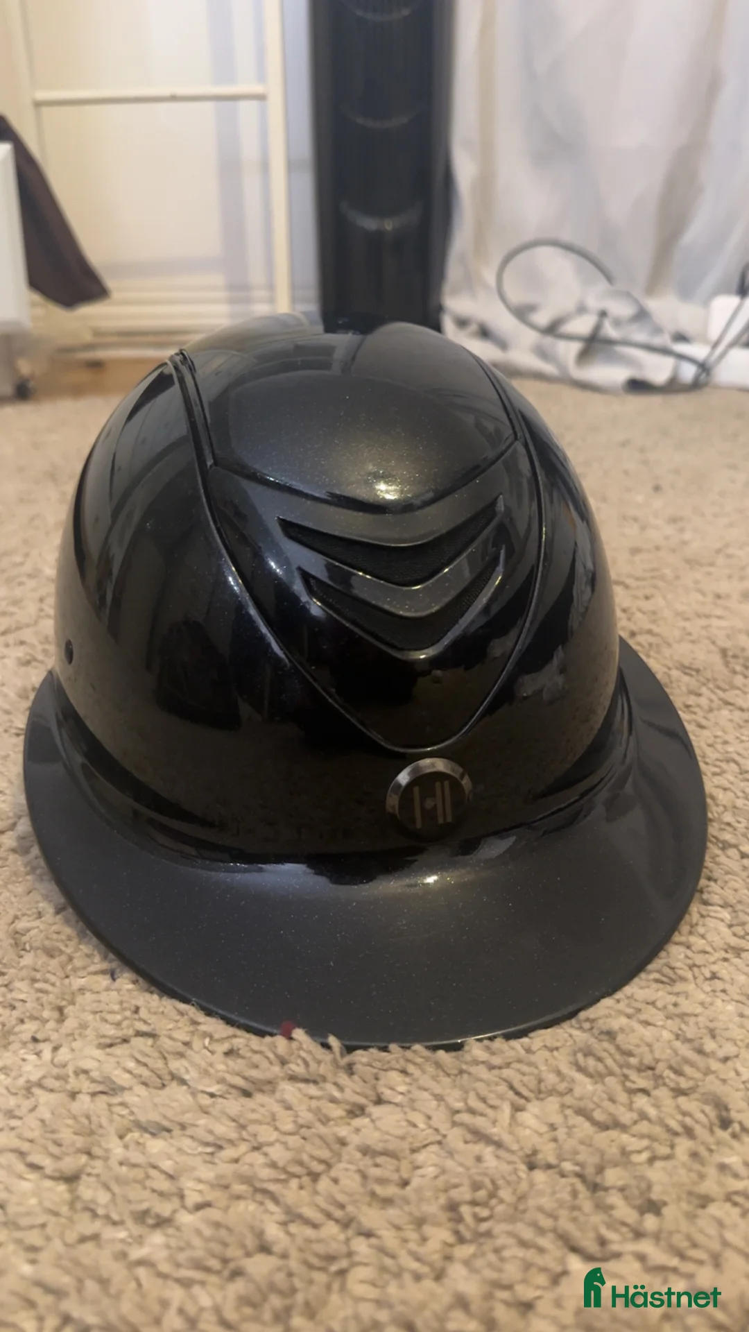 Hjälmar ryttarutrustning till salu: glansig Onek hjälm! - Annons 1