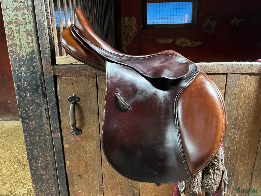 Sadlar hästutrustning till salu: Gudomligt skön hoppsadel från bates i Matfors - Annons 2