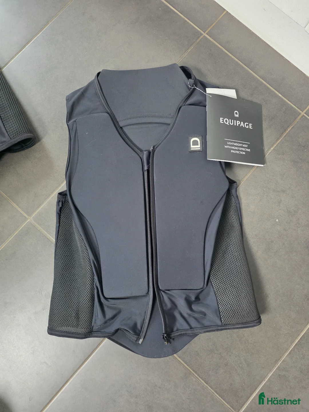 Säkerhetsvästar ryttarutrustning till salu: Equipage lättviktsväst level 2 - Annons 1