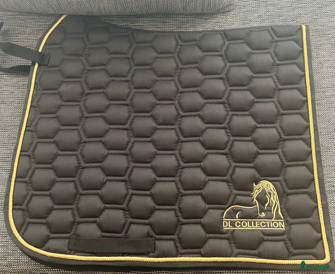 Schabrak & Vojlockar hästutrustning till salu: Nytt schabrak i svart och guld i Segeltorp - Annons 1