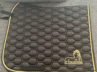 Schabrak & Vojlockar hästutrustning till salu: Nytt schabrak i svart och guld i Segeltorp - Annons 2