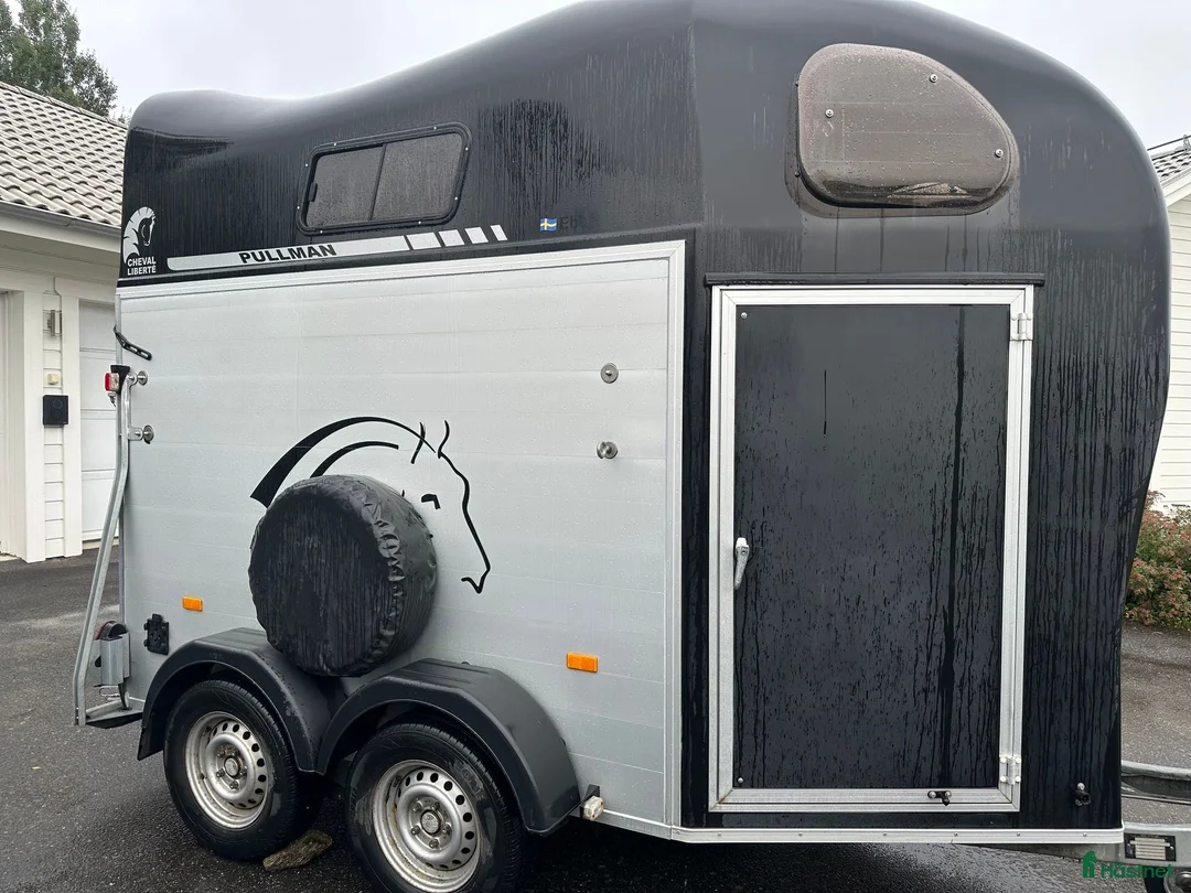 Hästtransporter  fordon & transport till salu: Mycket fin hästtransport med sadelkammare i Kungälv - Annons 9