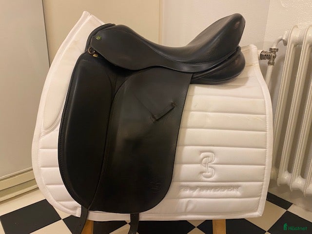 Sadlar hästutrustning till salu: Crown Ideal Jessica dressyrsadel 17 tum vid bom i Årsta - Annons 5