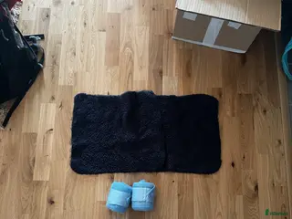 Benskydd hästutrustning Ljusblå glittriga Benlindor med fluffiga paddar - Annons 2