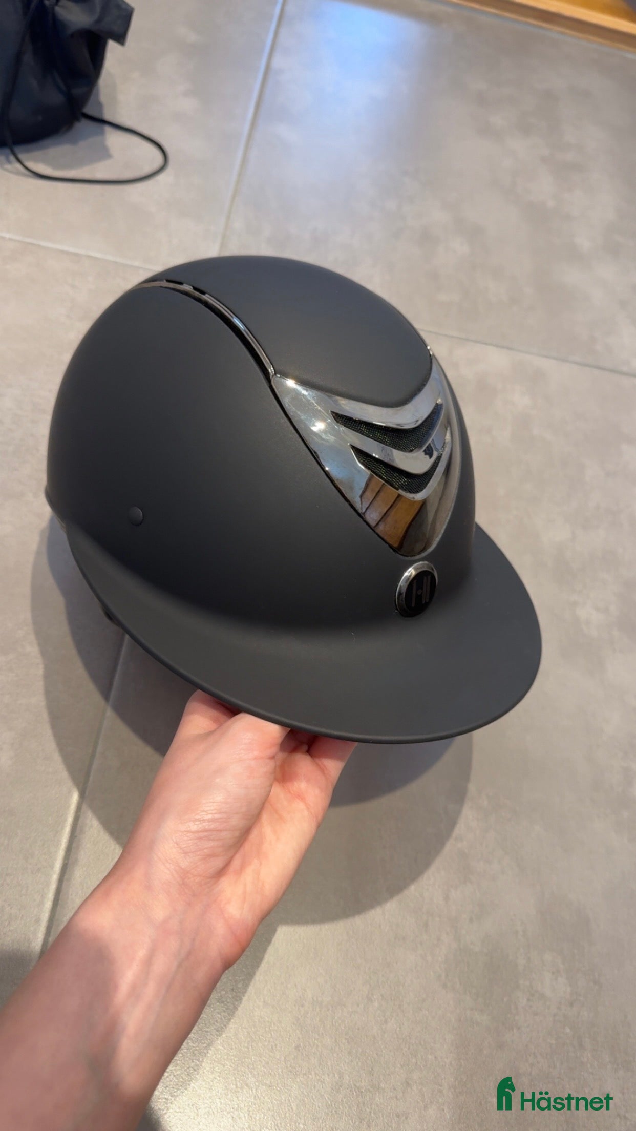 Hjälmar ryttarutrustning till salu: Nästintill ny One K ridhjälm - Annons 24