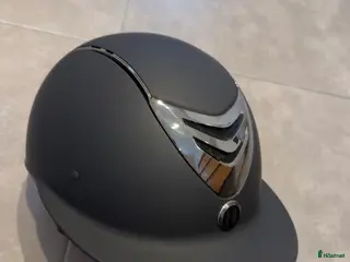 Hjälmar ryttarutrustning till salu: Nästintill ny One K ridhjälm - Annons 24