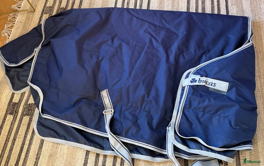 Täcken hästutrustning till salu: Vintertäcke Bucas Freedom 300g i Motala - Annons 1
