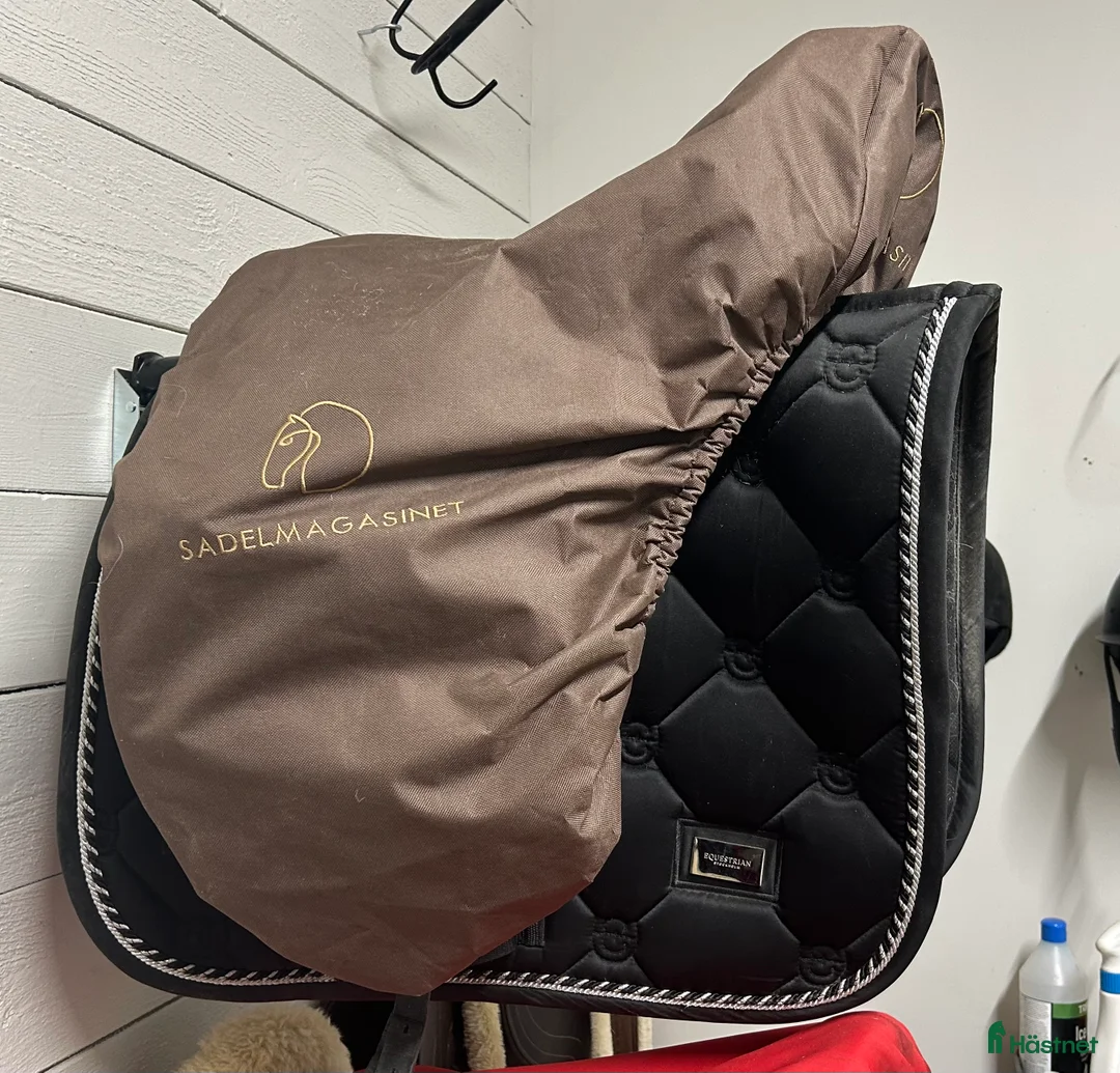 Sadlar hästutrustning till salu: Dressyrsadel Lippo i Skogås - Annons 3