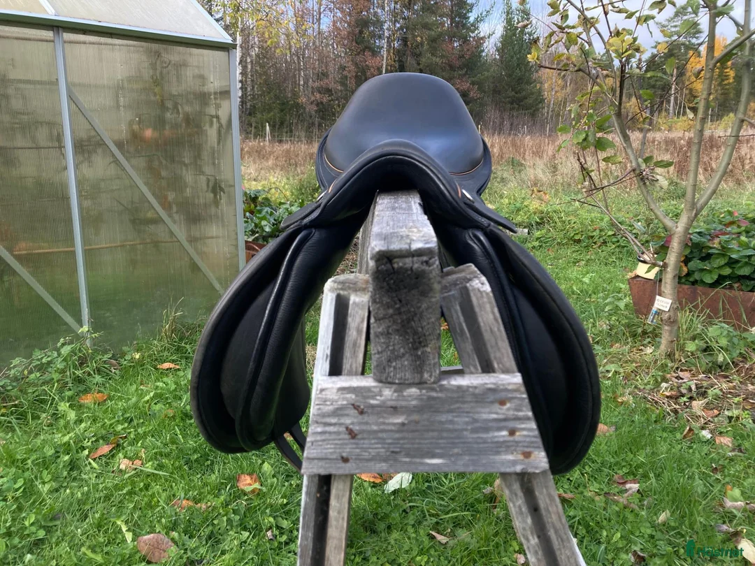 Sadlar hästutrustning till salu: Lippo Fazzino, hoppsadel 16,5'' i Delsbo - Annons 7