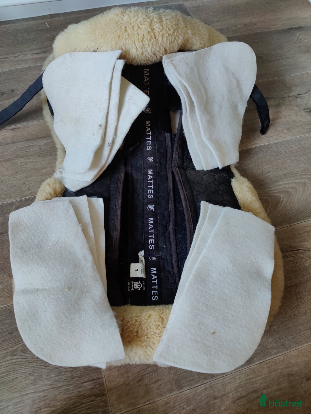 Schabrak & Vojlockar hästutrustning till salu: Mattes korrektionpad dressyr L i Borlänge - Annons 4