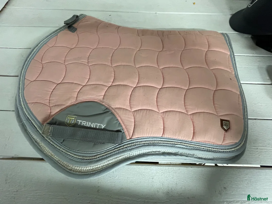 Schabrak & Vojlockar hästutrustning till salu: Fint rosa schabrak  - Annons 1
