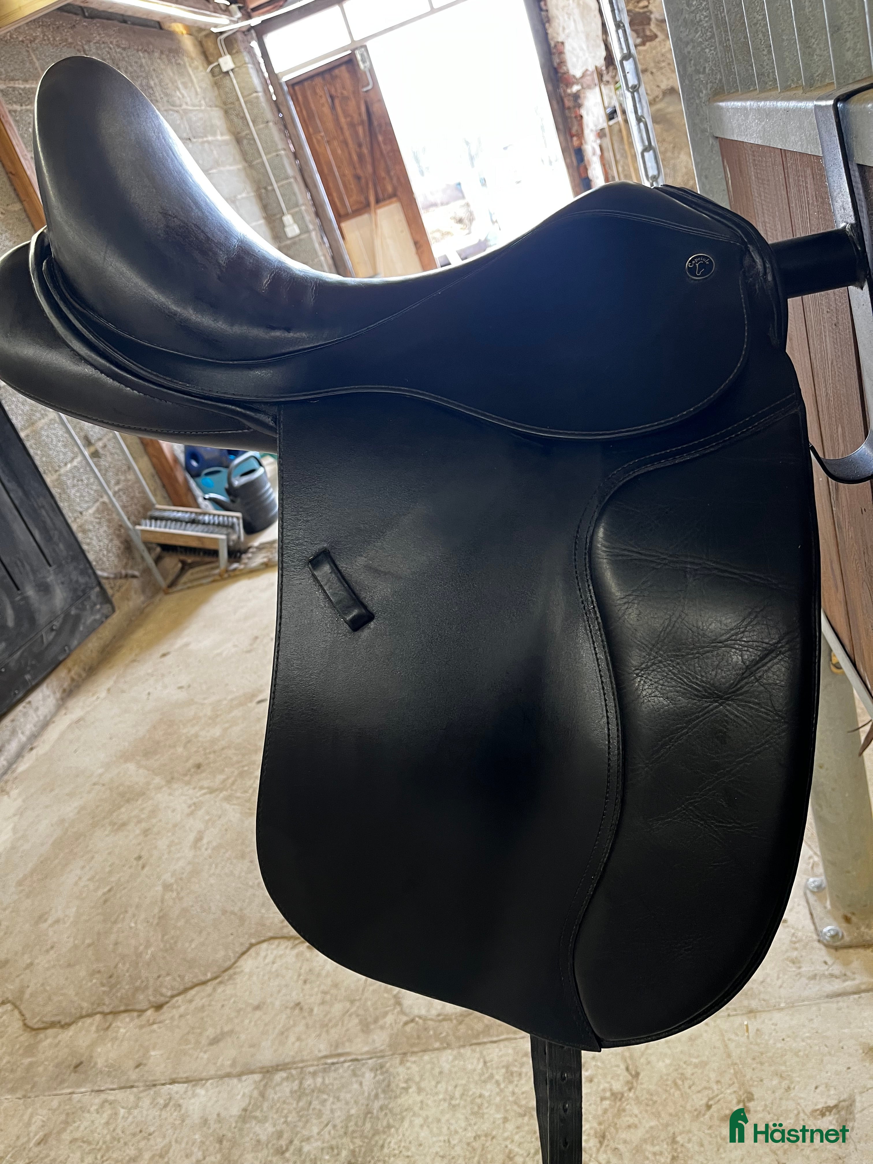 Sadlar hästutrustning Frank Baines dressyrsadel i bra skick - Annons 5