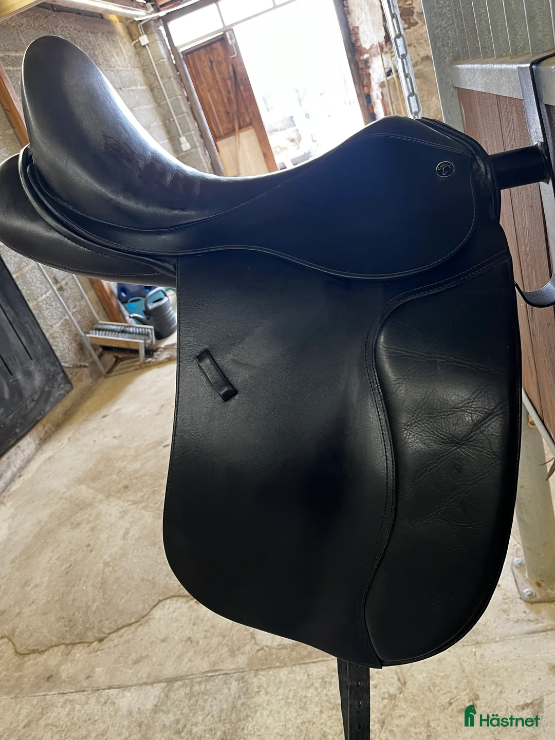 Sadlar hästutrustning till salu: Frank Baines dressyrsadel i bra skick - Annons 1