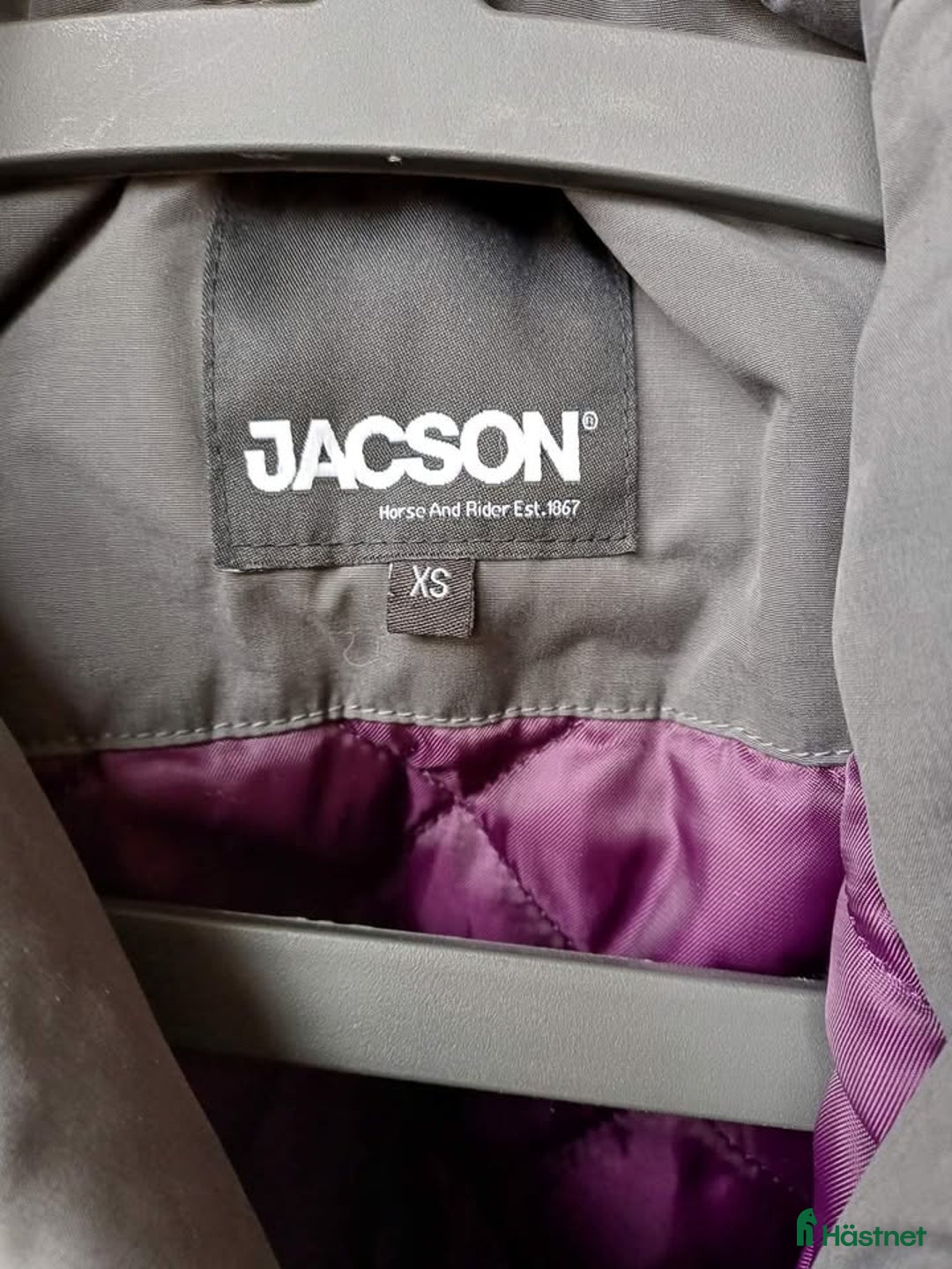 Jackor & Kavajer ryttarutrustning till salu: Bortskänkes stall/rid jacka stl xs Jacson i Malmö - Annons 2