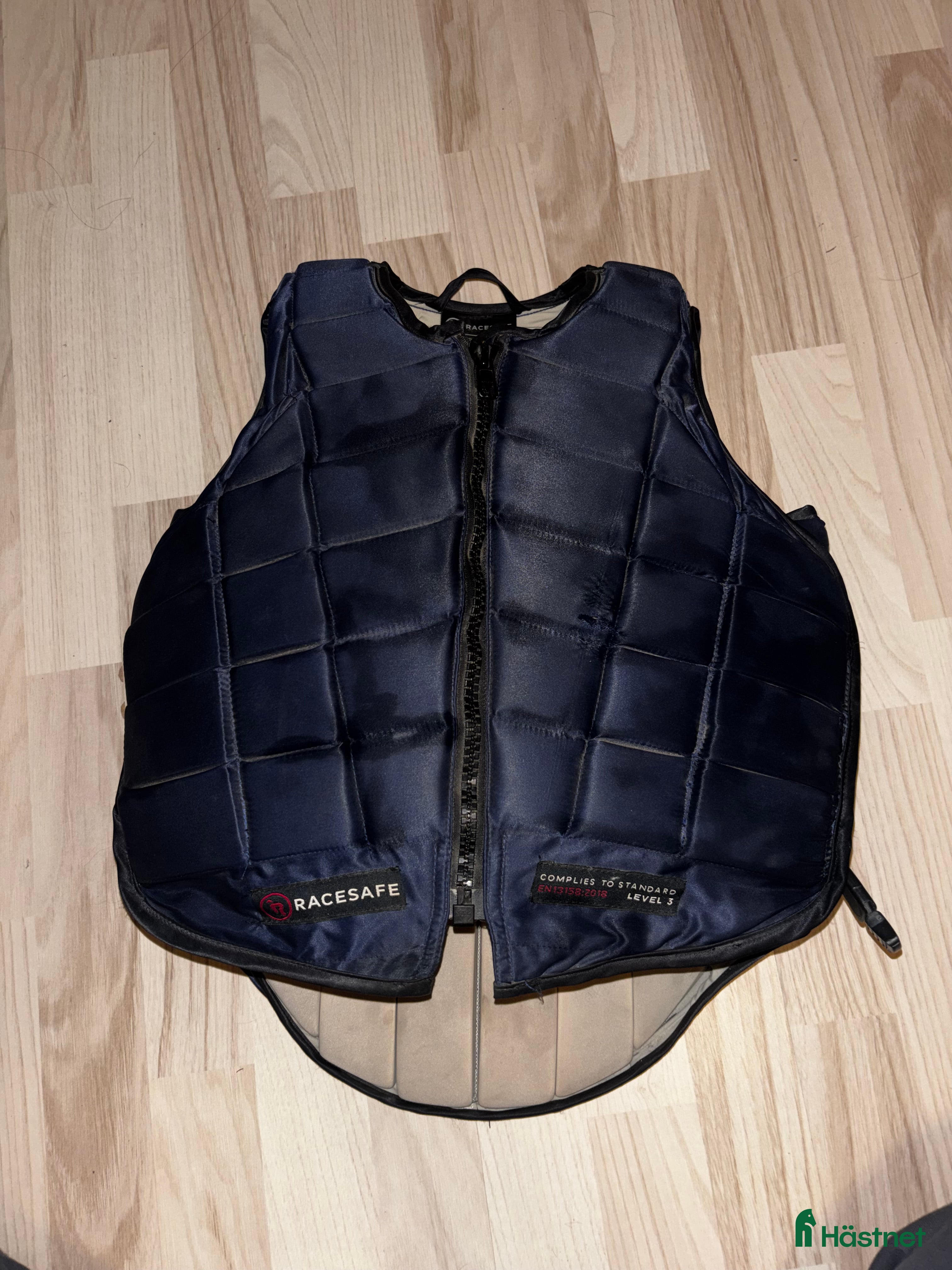 Säkerhetsvästar ryttarutrustning till salu: Racesafe väst – mörkblå, Childs X-Large i Surahammar - Annons 2