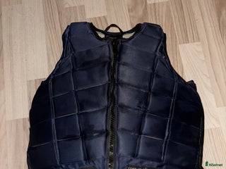 Säkerhetsvästar ryttarutrustning till salu: Racesafe väst – mörkblå, Childs X-Large i Surahammar - Annons 2