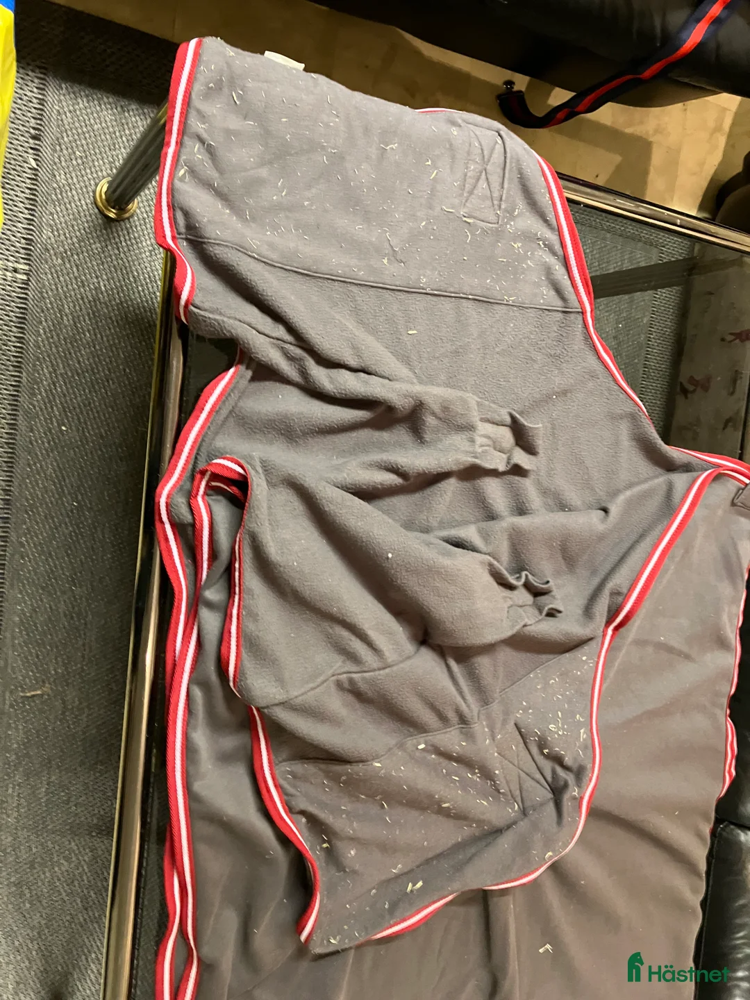 Täcken hästutrustning till salu: Fleecetäcken i fint skick storlek 155 - Annons 8