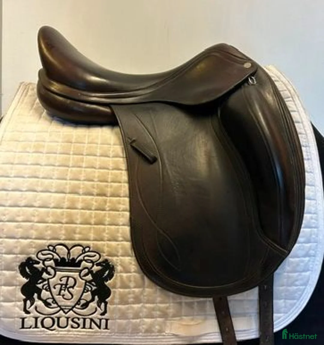 Sadlar hästutrustning till salu: Dressyrsadel Equipe Olympia 17,5" - Annons 1