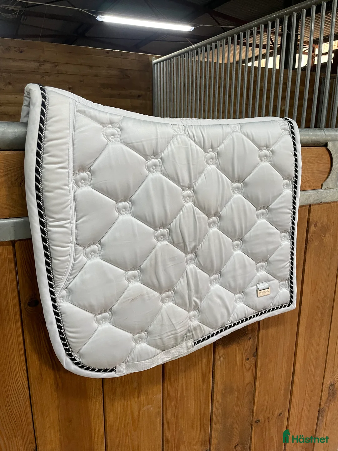 Schabrak & Vojlockar hästutrustning till salu: Vitt ps schabrak i Knivsta - Annons 2