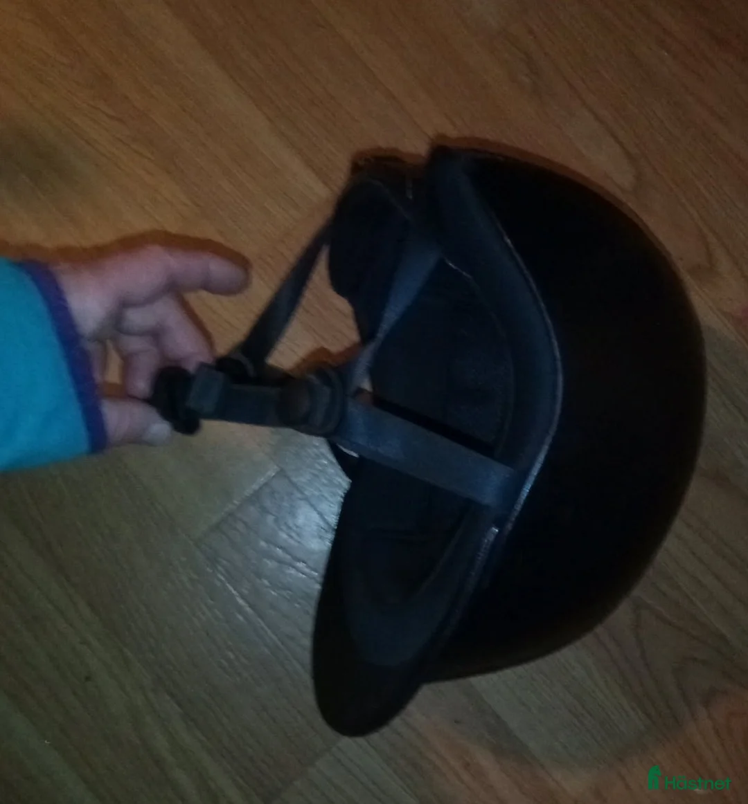 Hjälmar ryttarutrustning till salu: Svart idhjälm med glitter - Annons 1