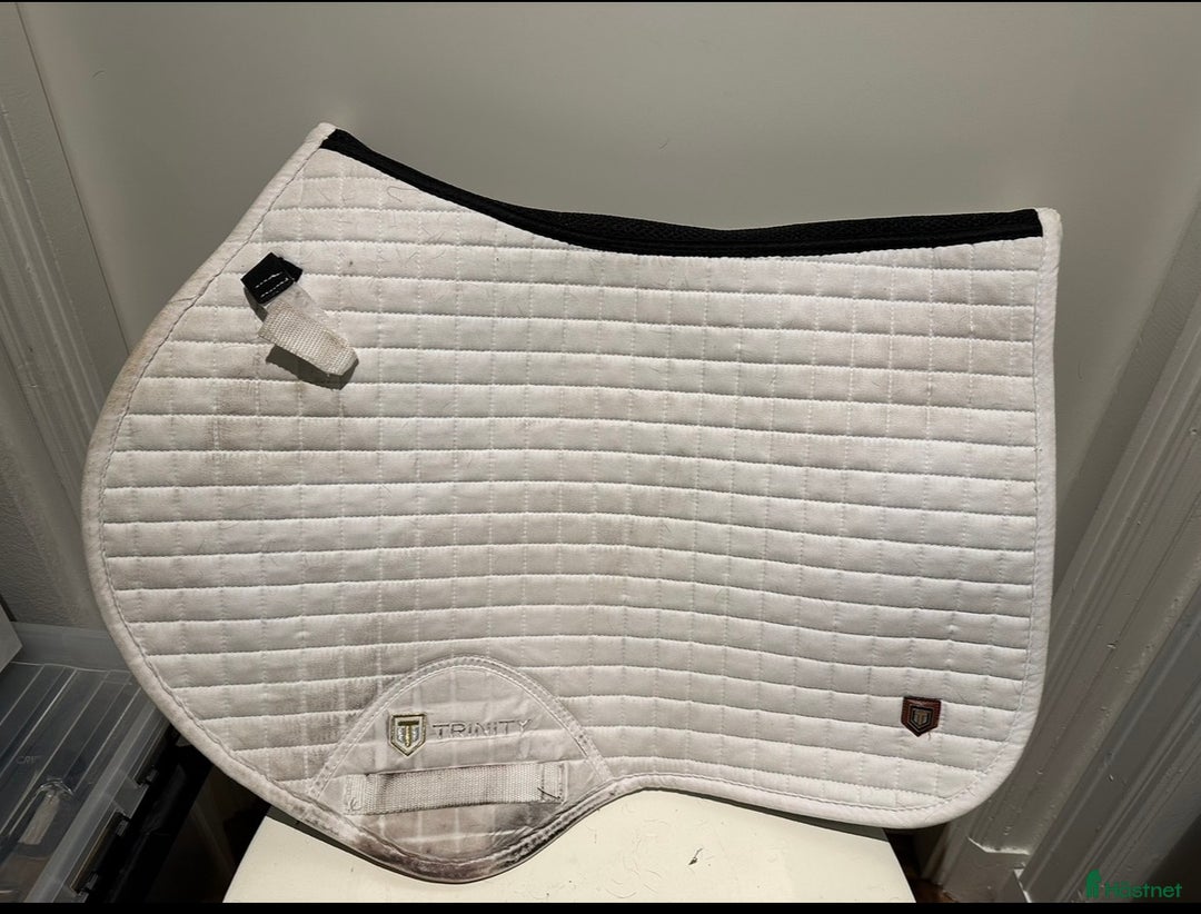 Schabrak & Vojlockar hästutrustning till salu: Vitt trinity schabrak i Åre - Annons 1