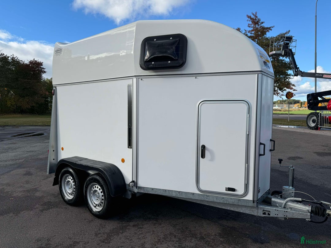 Hästtransporter  fordon & transport till salu: Royal XT ULN25Y - funktionell, smidig och säker!  i Köping - Annons 1