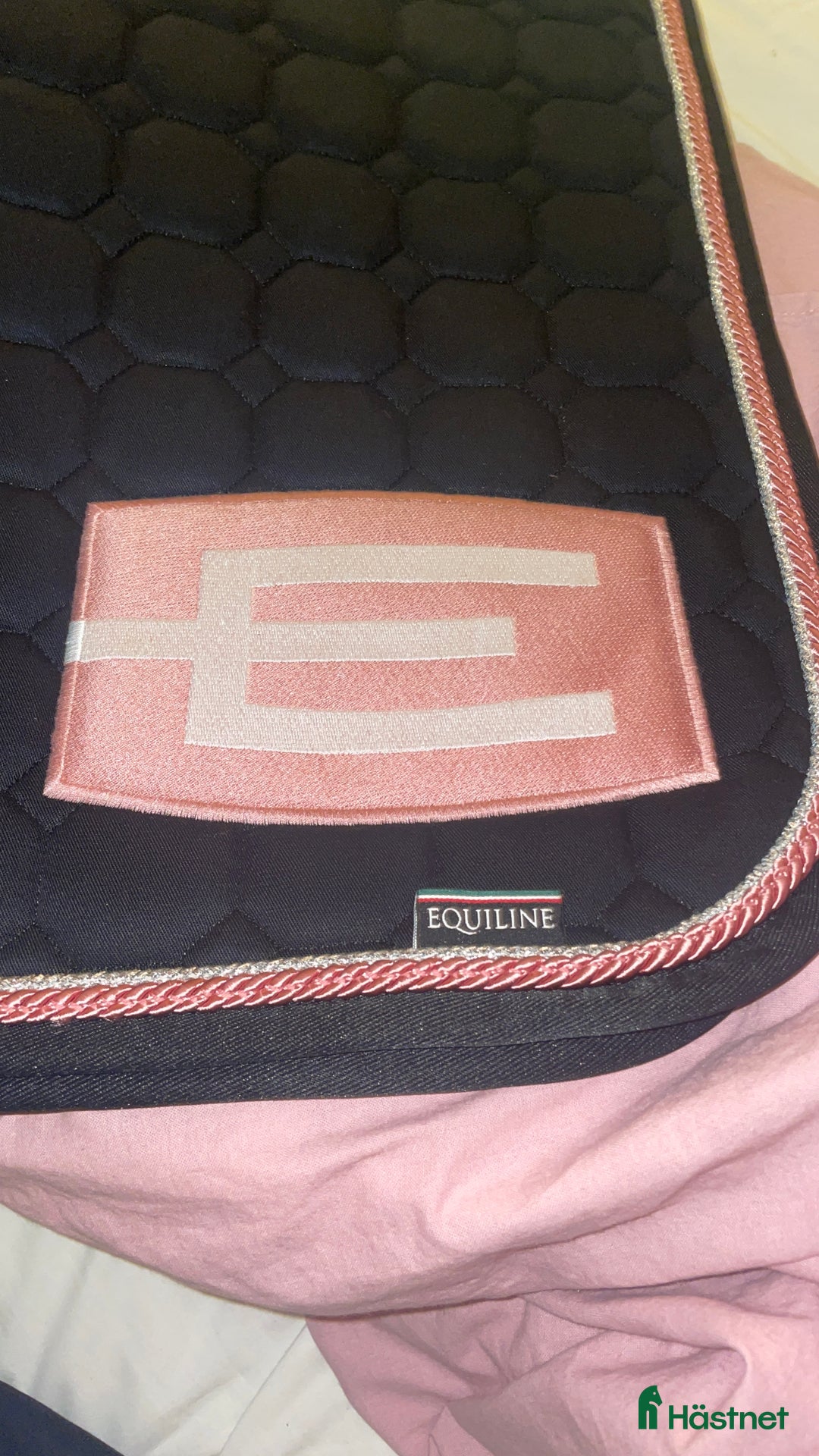 Schabrak & Vojlockar hästutrustning till salu: Rosa E-logga, helt ny i Varberg - Annons 3