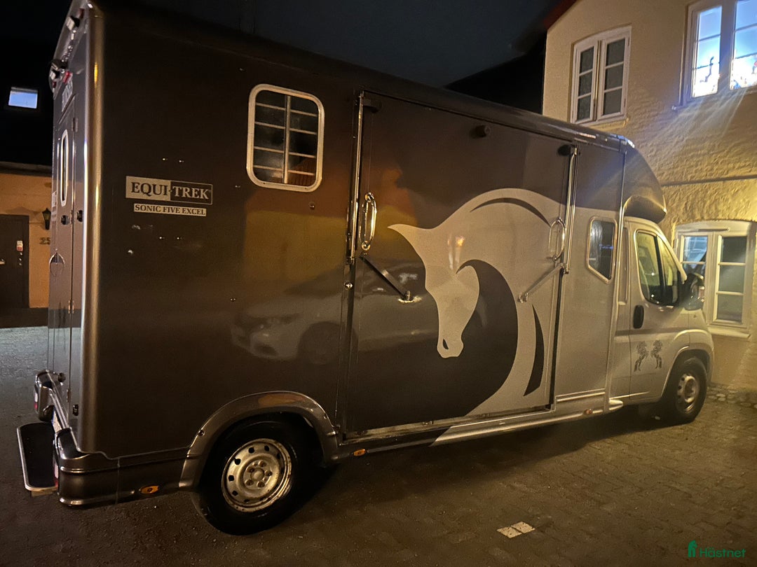 Hästlastbilar  fordon & transport till salu: Equi-Trek Sonic 5 sits i toppskick i Teckomatorp - Annons 1