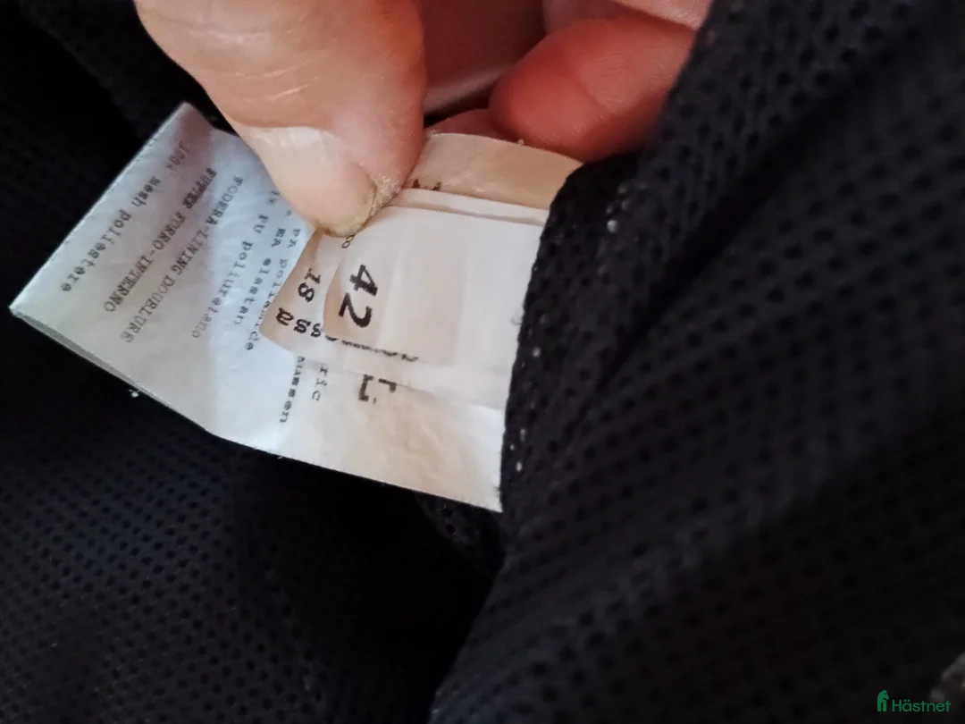 Jackor & Kavajer ryttarutrustning till salu: Jacket, ridstövlar, ridhjälm  - Annons 3