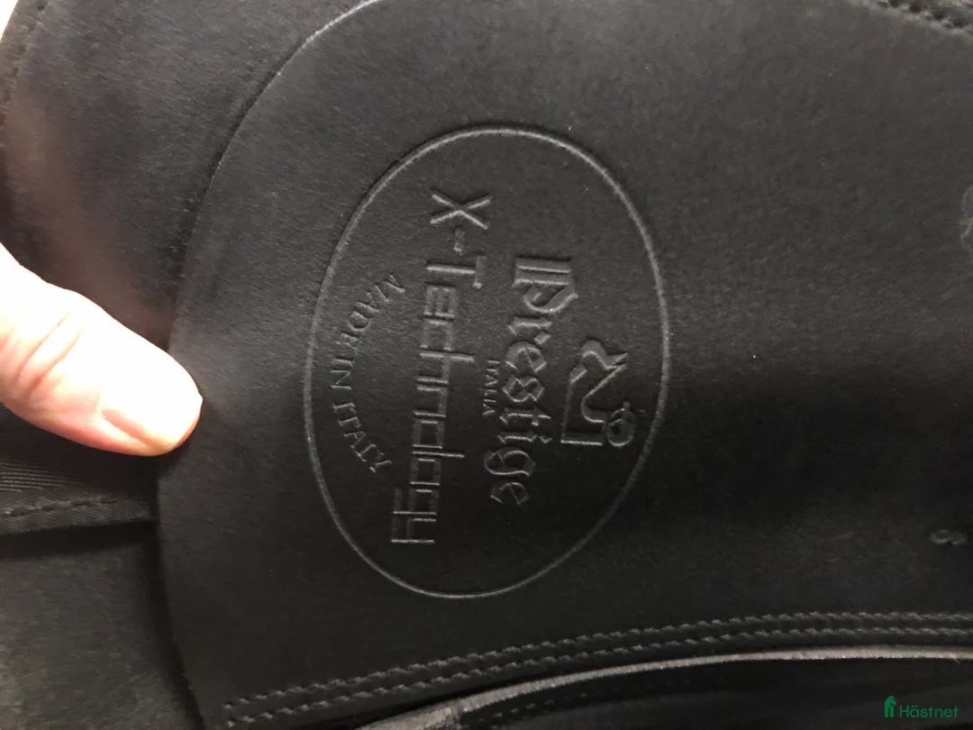 Sadlar hästutrustning till salu: Dressyrsadel Prestige X-Helen 16” kort kåpa i Älvsjö - Annons 8