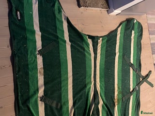 Täcken hästutrustning till salu: Täcke från Nisch i Fjärås - Annons 1