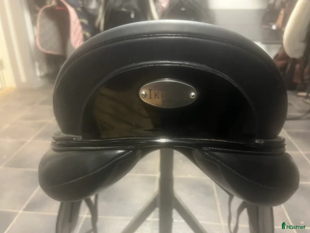 Sadlar hästutrustning till salu: Snygg, Svart Iconic sadel 17,5  i Svärtinge - Annons 4