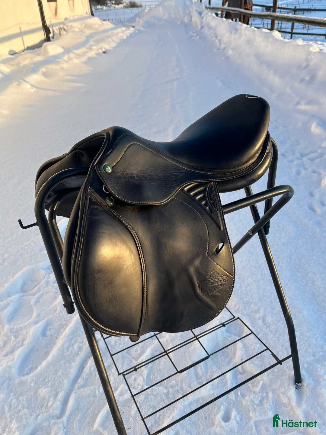 Sadlar hästutrustning till salu: Fin prestigesadel! - Annons 1