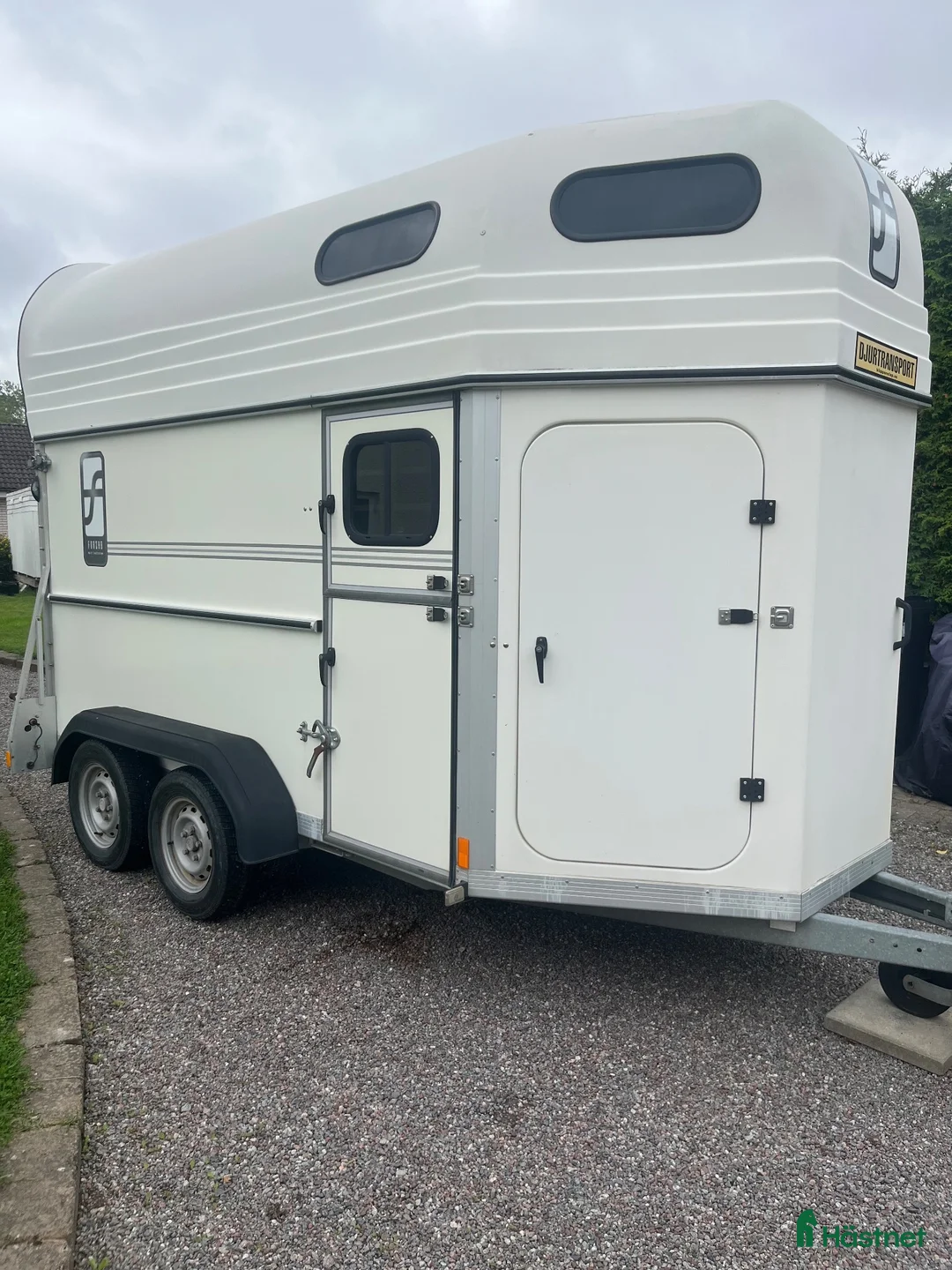 Hästtransporter  fordon & transport till salu: Rymlig FORZAB FUTURO SEH20 last 1185 kg nybes UA i Upplands Väsby - Annons 1