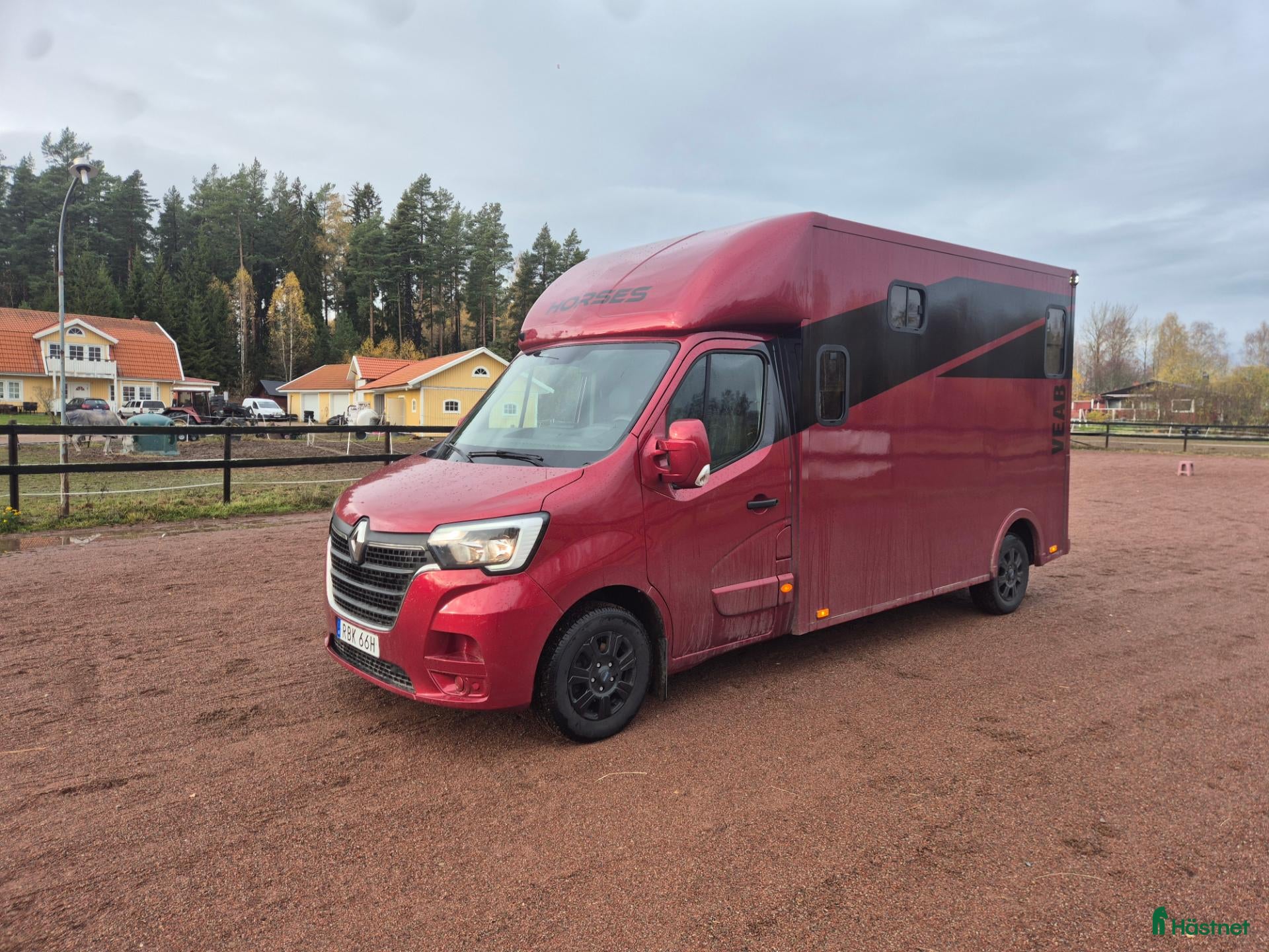 Hästlastbilar  fordon & transport till salu: B-kortsbuss Stuterinredning  - Annons 1