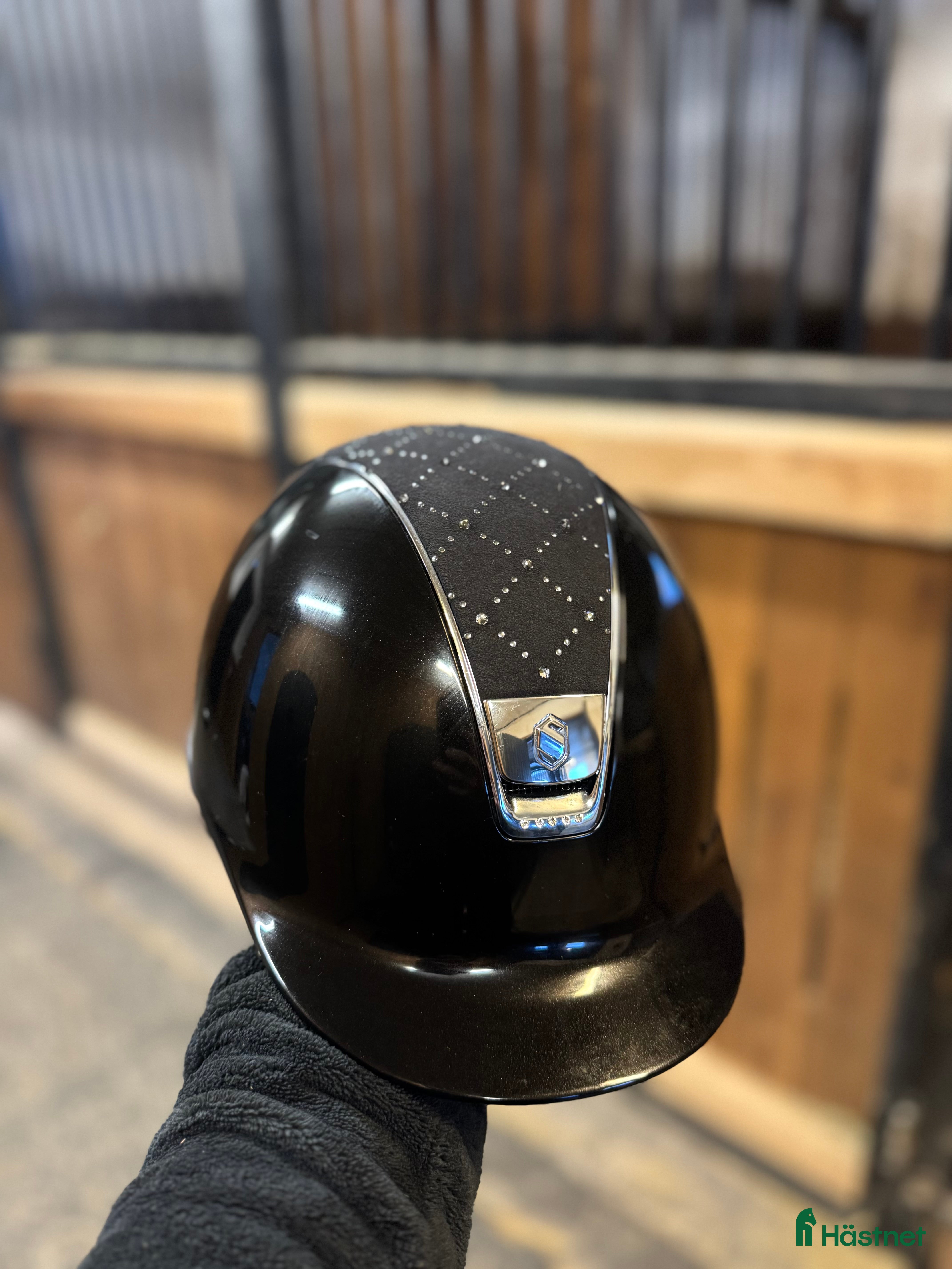 Hjälmar ryttarutrustning till salu: Svart glossy samshield  i Hofors - Annons 15