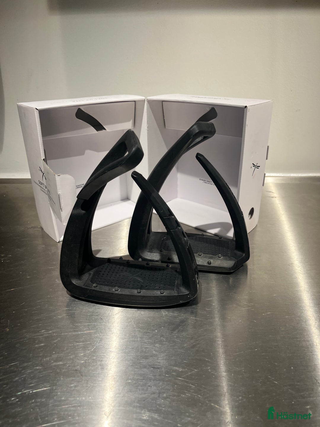 Stigbyglar hästutrustning till salu: Freejump stigbyglar  i Bromma - Annons 1