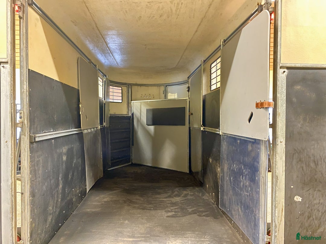 Hästtransporter  fordon & transport till salu: Diagonallastad 3-hästars Fautras i Kvicksund - Annons 6