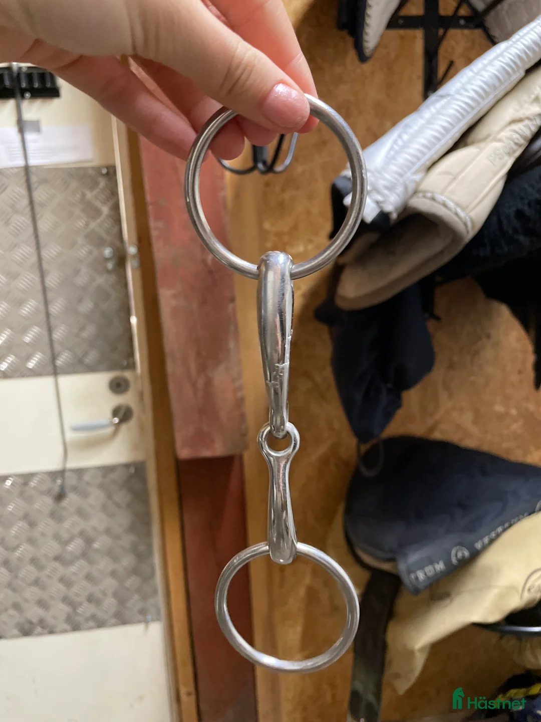 Bett hästutrustning till salu: Två fina bett i Västerås - Annons 1