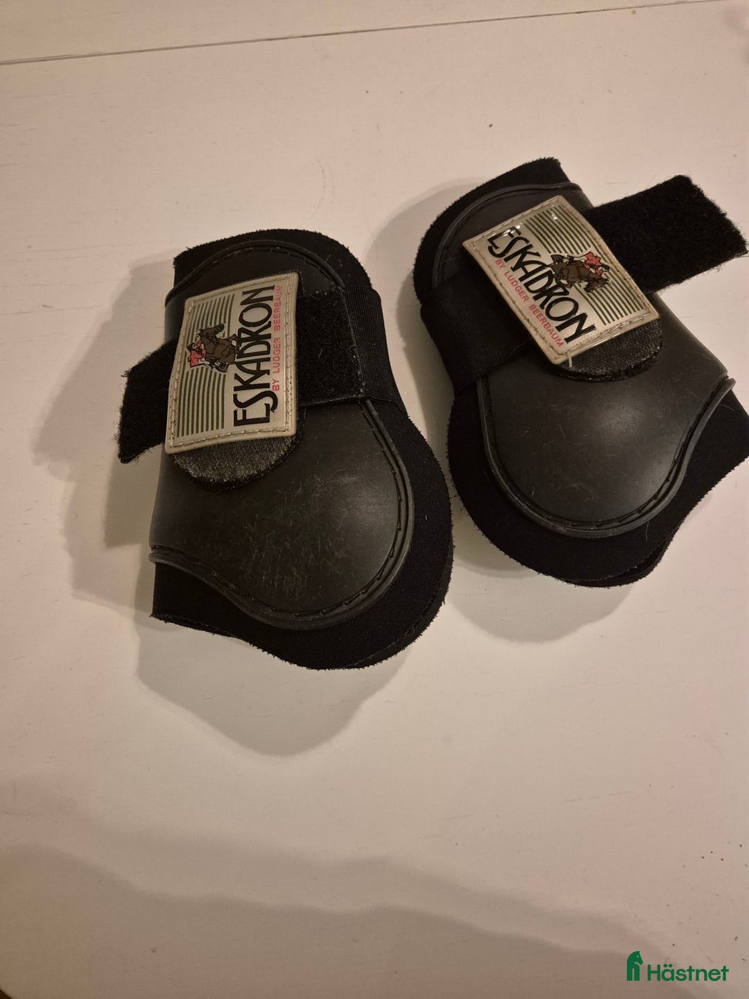 Benskydd hästutrustning till salu: Eskadron bakbenskydd  i Uppsala - Annons 1