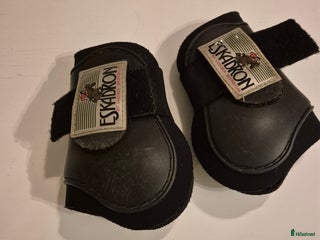 Benskydd hästutrustning till salu: Eskadron bakbenskydd i Uppsala - Annons 2