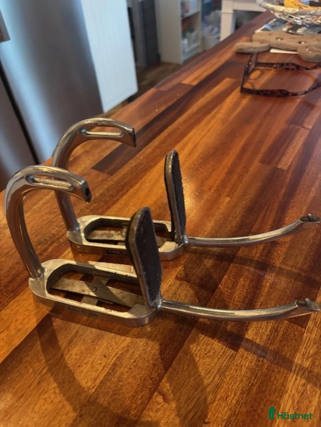 Stigbyglar hästutrustning till salu: Säkerhetsstigbyglar Kwik-out i Märsta - Annons 2