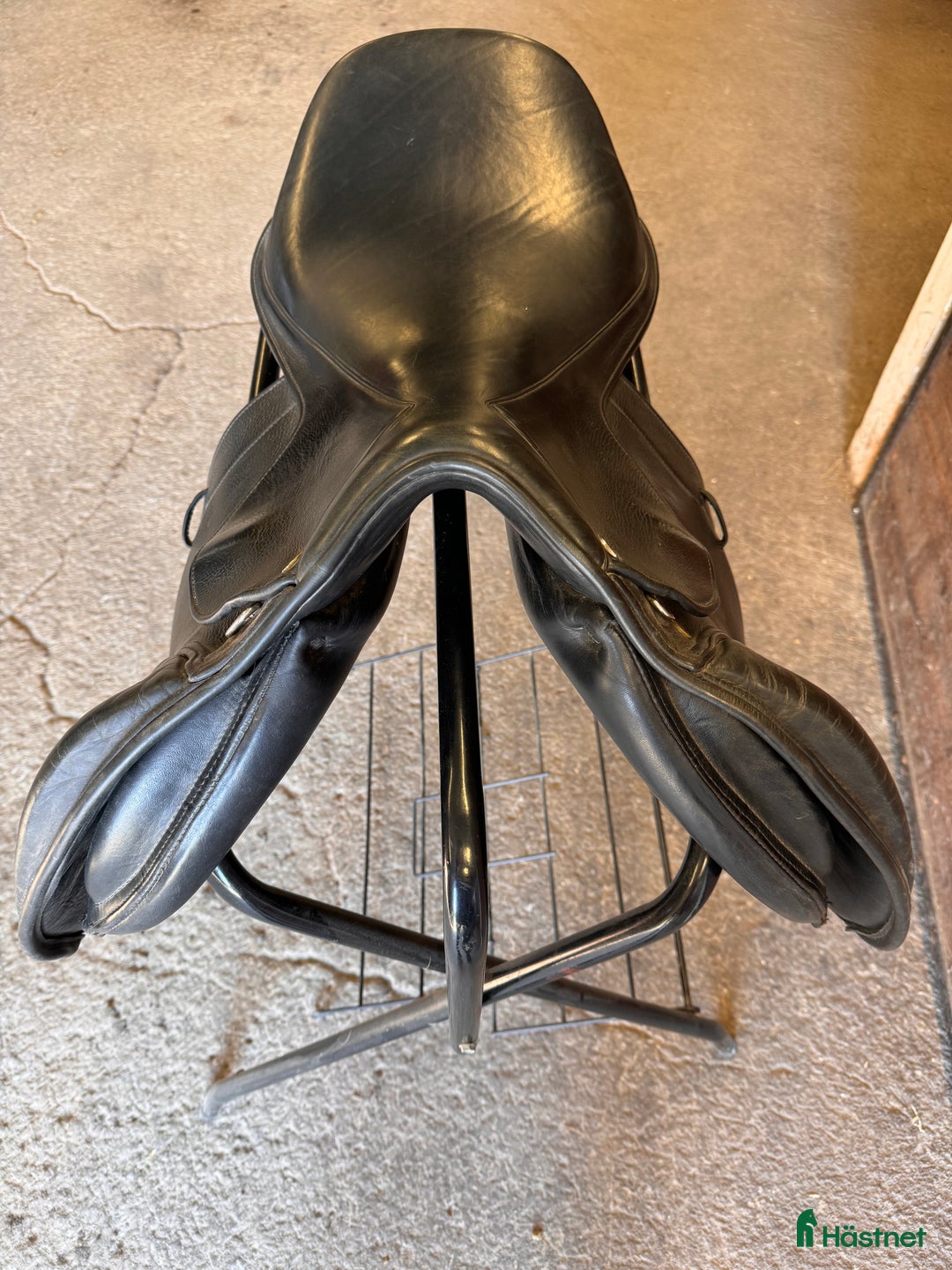 Sadlar hästutrustning till salu: Santa Cruz svart hoppsadel i Kramfors - Annons 4